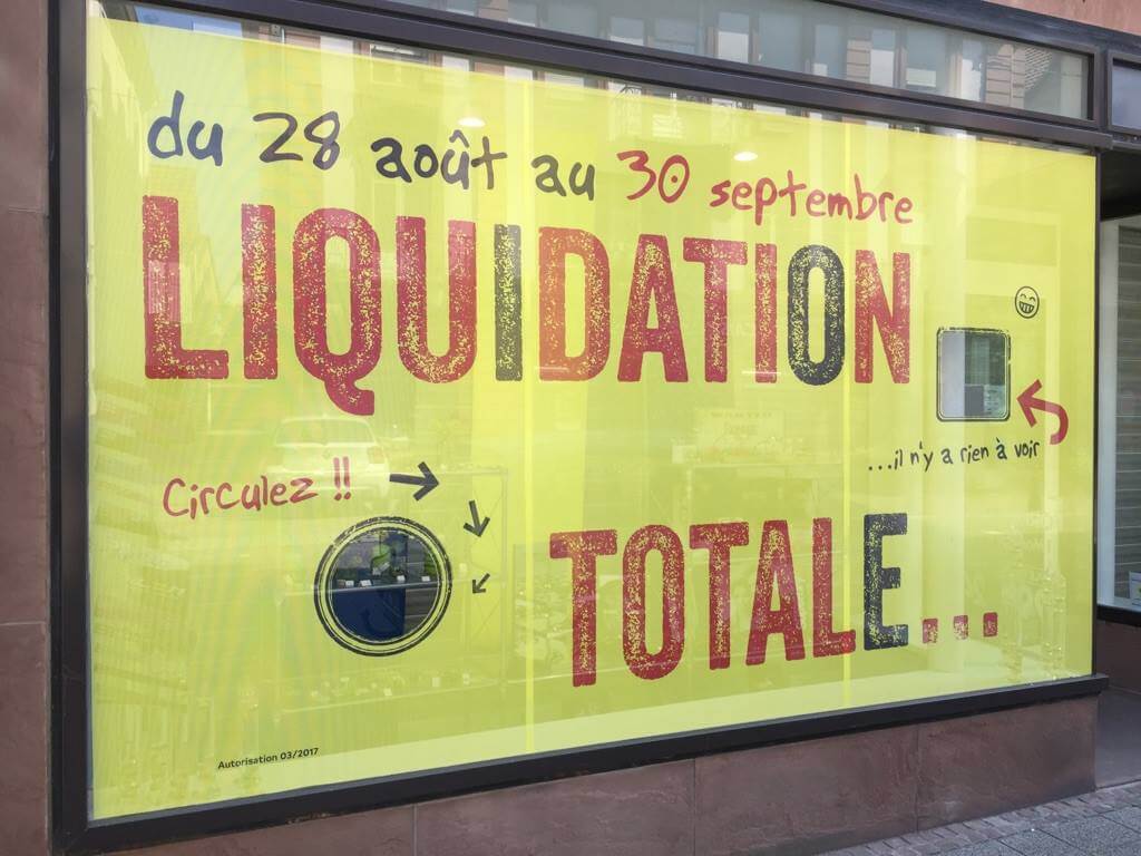 Top départ pour la “Liquidation Totale”: Schneider Optique et Surdité à Wissembourg Conception, impression et pose de l'habillage des vitrines