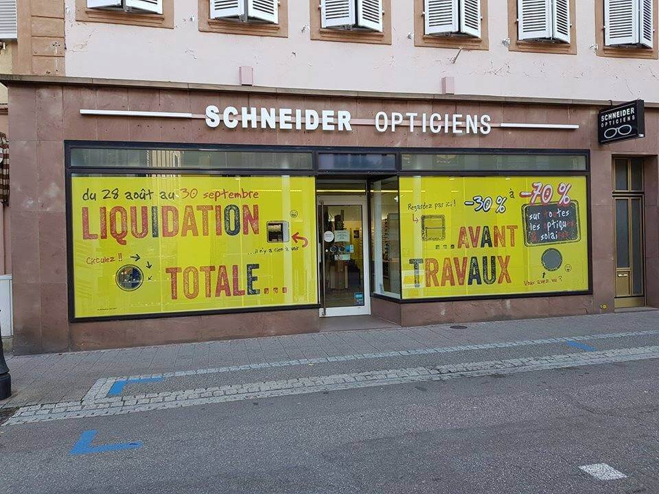 Top départ pour la “Liquidation Totale”: Schneider Optique et Surdité à Wissembourg Conception, impression et pose de l'habillage des vitrines